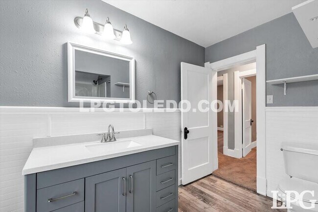 Building Photo - 927 Alvison Rd