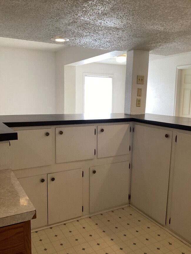 Building Photo - Spacious Vintage 3 Bed 1 Bath!