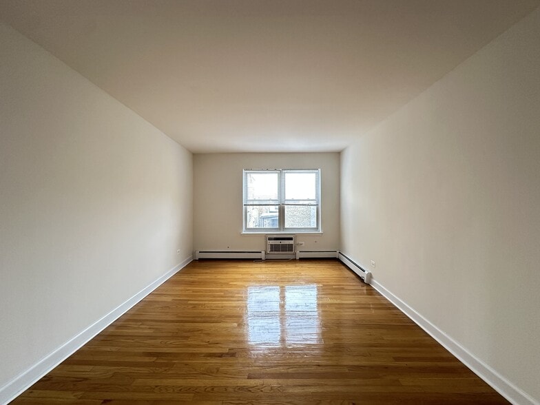 Building Photo - 6830 N Sheridan Rd