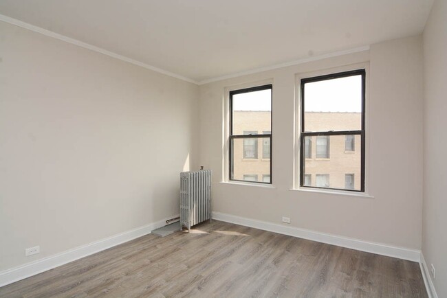Building Photo - 3335 W Diversey Ave