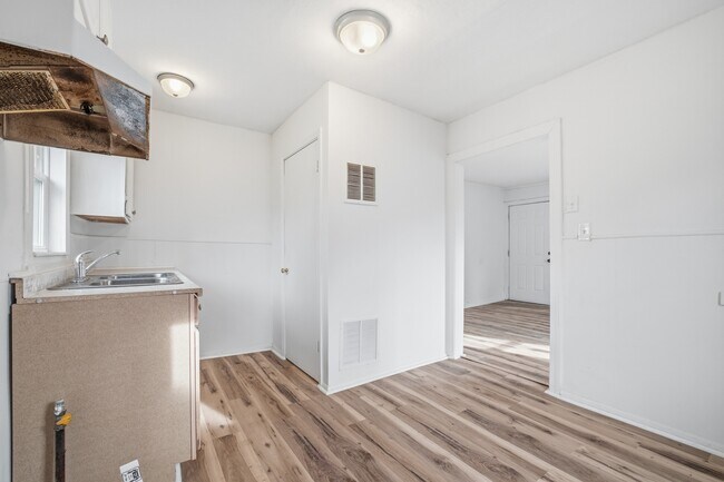 Building Photo - 1614 W 18th St