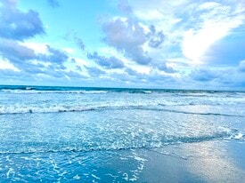 Building Photo - 403 71st Ave N