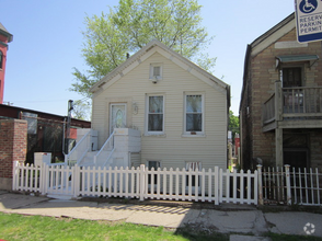 Building Photo - Two bed 1 bath with in unit washer and dryer!