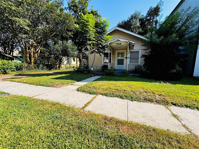 Building Photo - 704 Ridge St