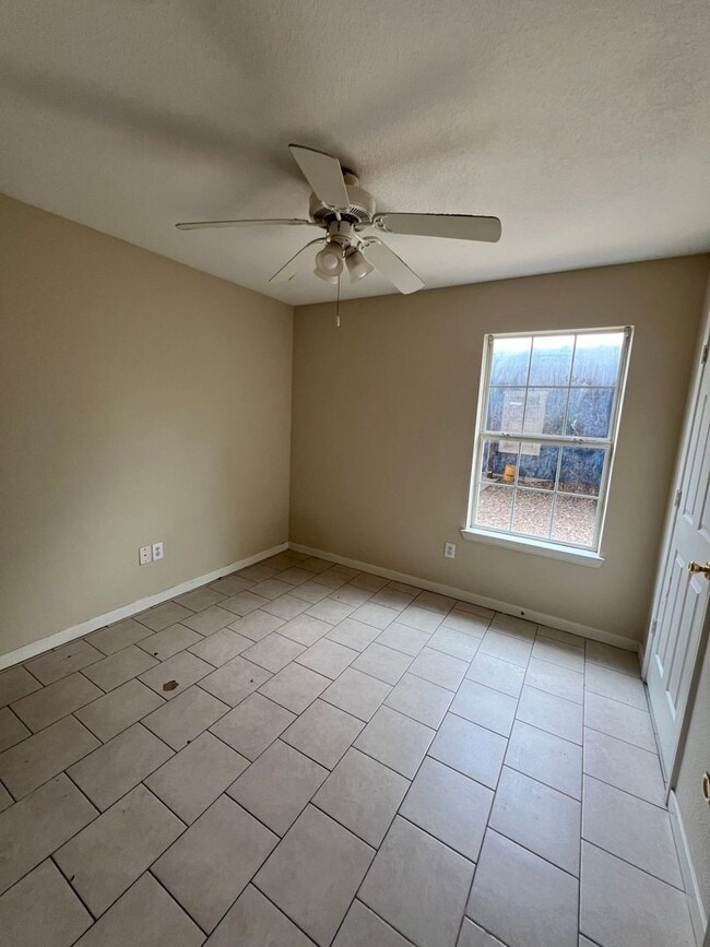 Building Photo - Lacy Lakeview