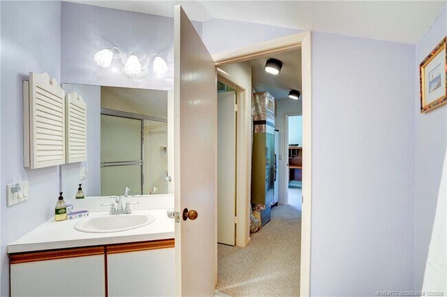 Building Photo - 233 NE Edgewater Dr