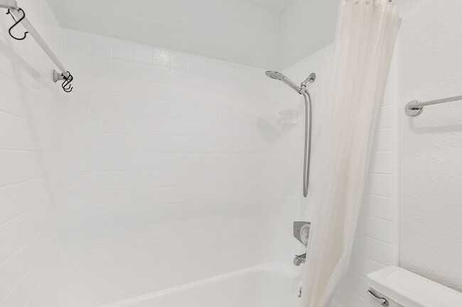 Building Photo - Beautiful & Spacious 1BD/1BA Condo - Walk ...