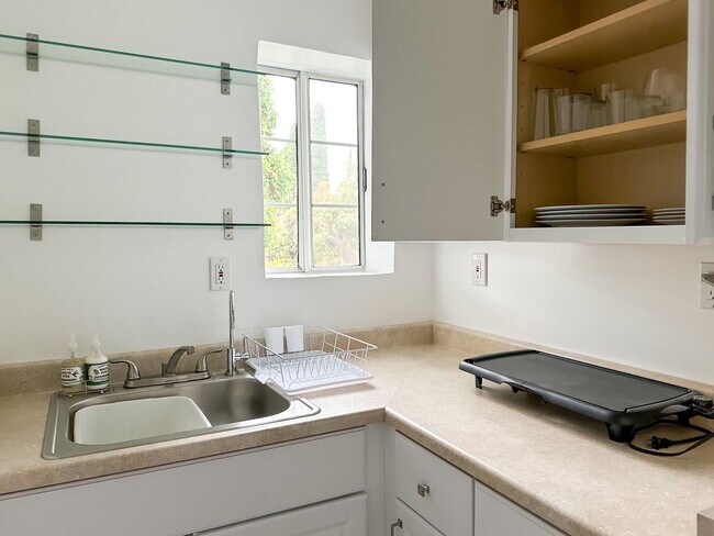 Building Photo - Unbelievable Furnished Studio Lease in WeH...