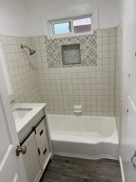 Building Photo - 4600 W 170th St