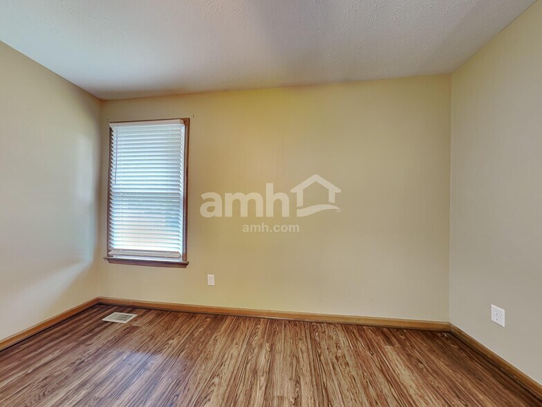 Building Photo - 1052 Windsor Crossing