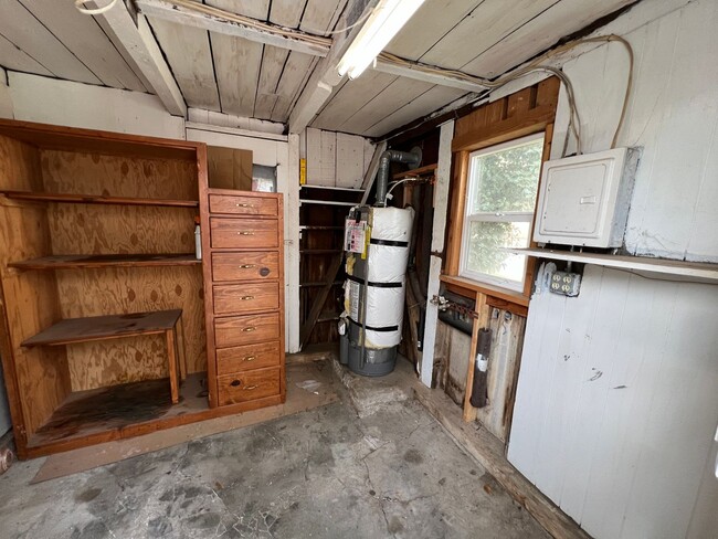 Building Photo - Nostalgic 3-bedroom Farmhouse in Hughson!