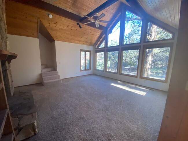 Building Photo - Rustic Charm Just North of Bend