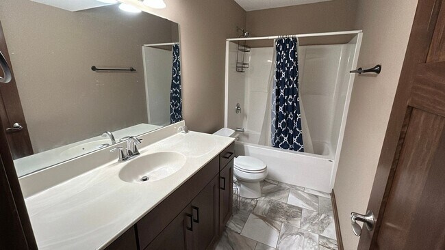Building Photo - Beautiful and Spacious 4 Bedroom 3 Bath Av...