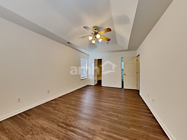 Building Photo - 117 Rock Glen Ct