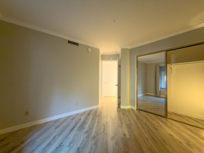 Building Photo - Spacious 3BR Condo in Downtown Glendale!