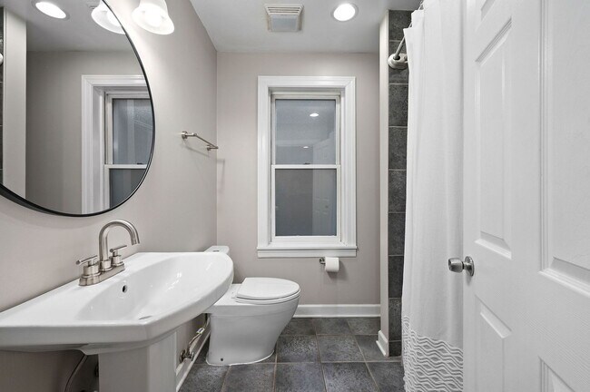 Building Photo - 2054 W Race Ave