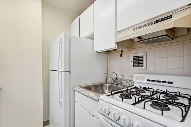 Building Photo - Spacious & Bright Studio at River Place West