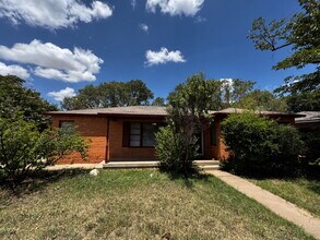 Building Photo - Stunning 3 Bedroom Home Located in the Medical District