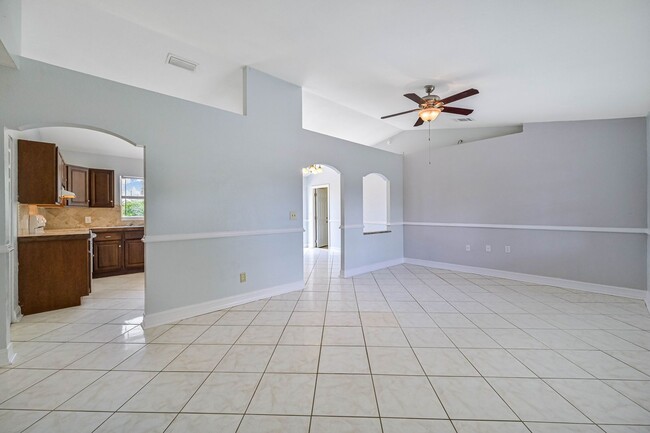 Building Photo - **3/2 House in San Carlos - Huge fenced backyard - City Water**