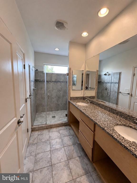 Building Photo - 22806 Breezy Hollow Dr
