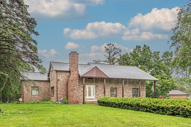 Building Photo - 2330 Coach Rd