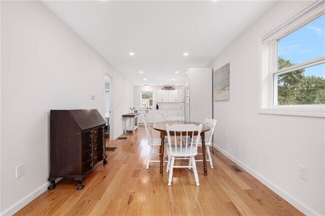 Building Photo - 127 Howland Ave