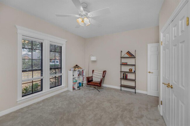 Building Photo - 927 Blue Spring Cir