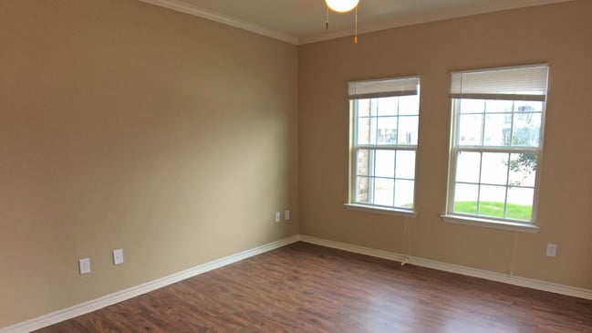 Building Photo - Whispering Oaks