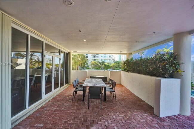 Building Photo - 6422 Collins Ave
