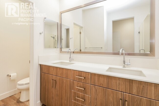 Building Photo - Modern Townhome in Gated West Oakland Comm...