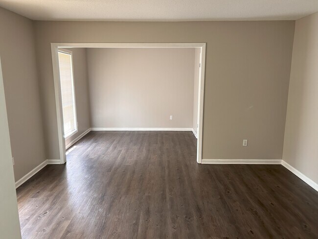 Building Photo - Cranbury Park Dr.