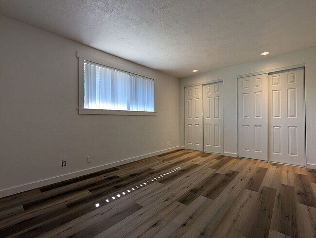 Building Photo - Newly Remodeled 2-Bedroom, 1-Bath Duplex in Thurston Area of Springfield!