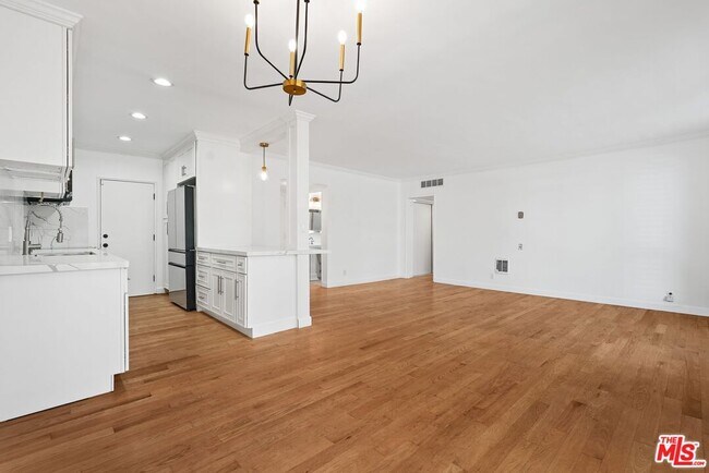 Building Photo - 7270 Hillside Ave