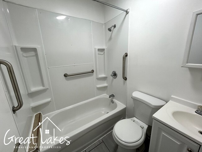 Building Photo - Charming 3 Bedroom 1 Bathroom now availabl...