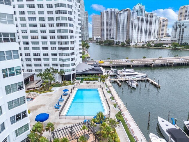 Building Photo - 801 Brickell Bay Dr