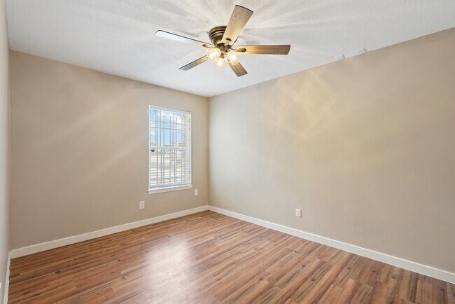 Building Photo - 6401 Skyline Dr