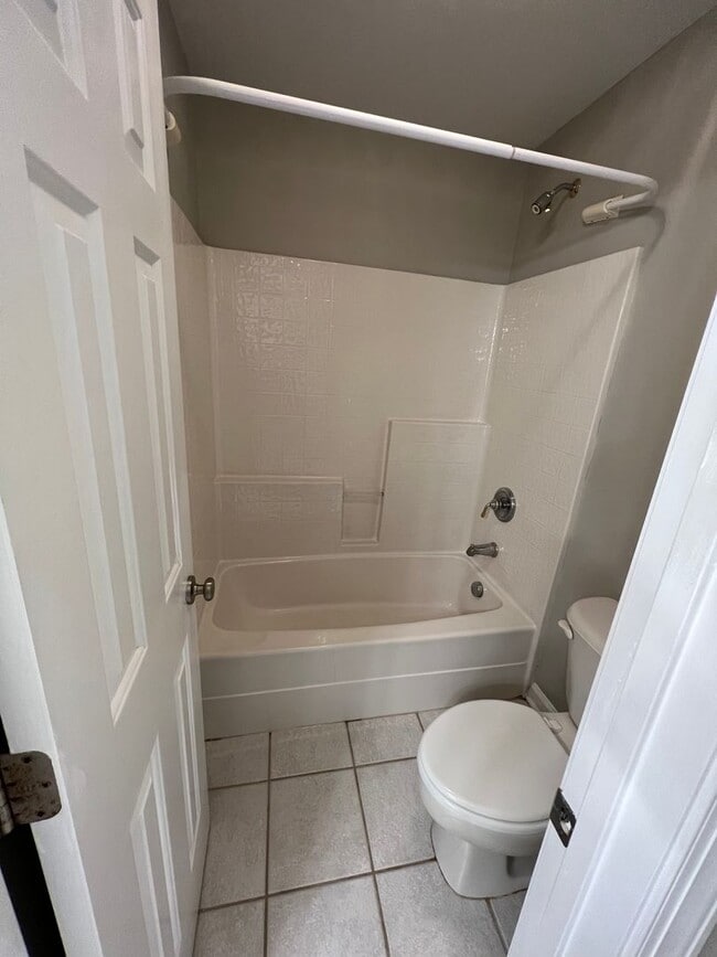 Building Photo - Beautiful 5 bedroom Executive Home In Wakefield