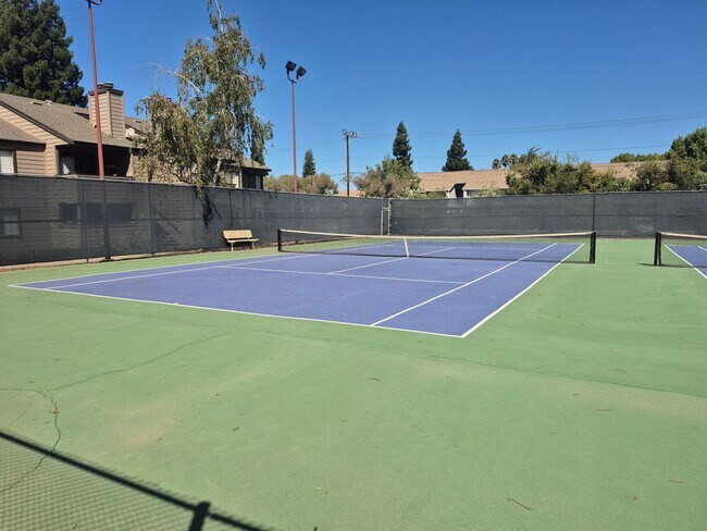 Building Photo - Two Bedroom Unit in HOA with Pool