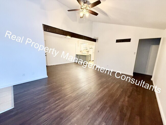 Building Photo - Move in Discount on 5-Bedroom Townhome