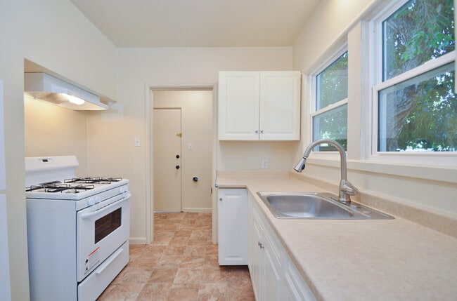 Building Photo - Cozy 2 Bedroom,1 Bath