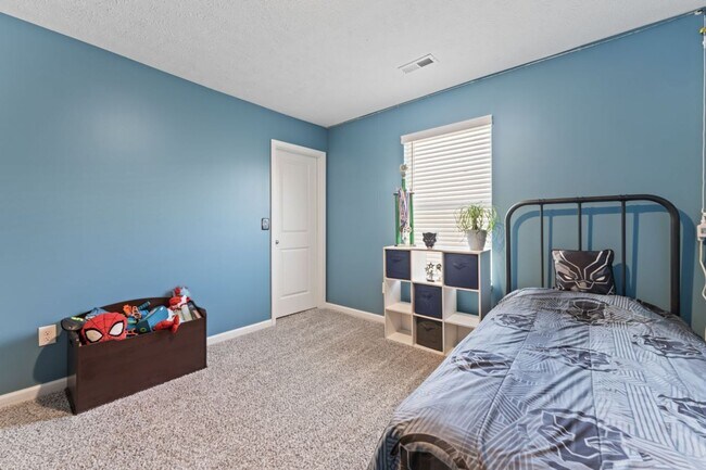 Building Photo - 8609 Warbler Br Wy