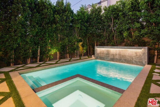 Building Photo - 1130 N Poinsettia Pl