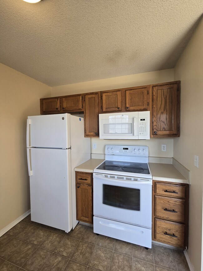 Building Photo - 4462 S Elizabeth Ave