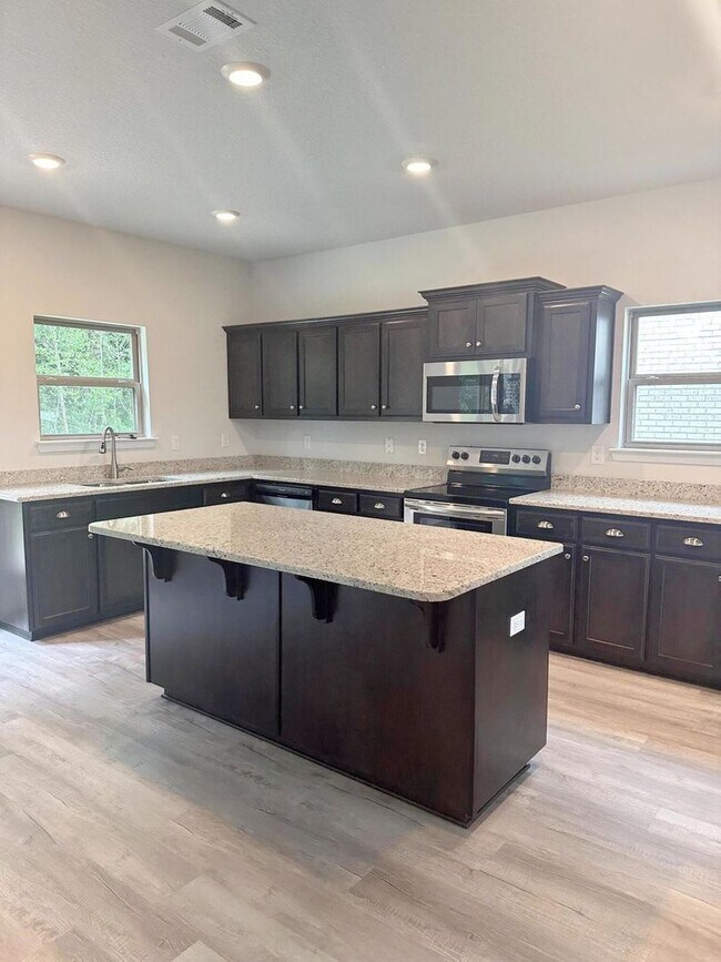 Building Photo - Spacious 5-Bedroom with Community pool in Crestview!