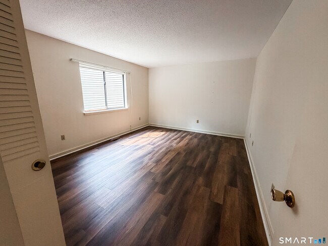 Building Photo - 14 Greenbriar Dr