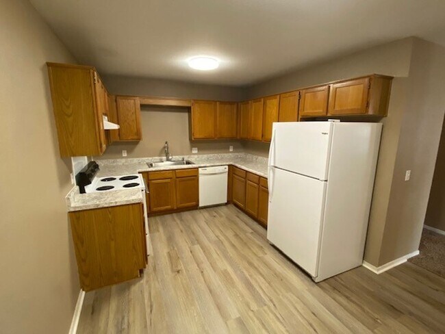 Building Photo - Cute 3 Bedroom Duplex Coming Available!