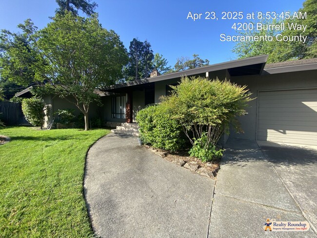 Building Photo - Sprawling Ranch with Open Floorplan & Exce...