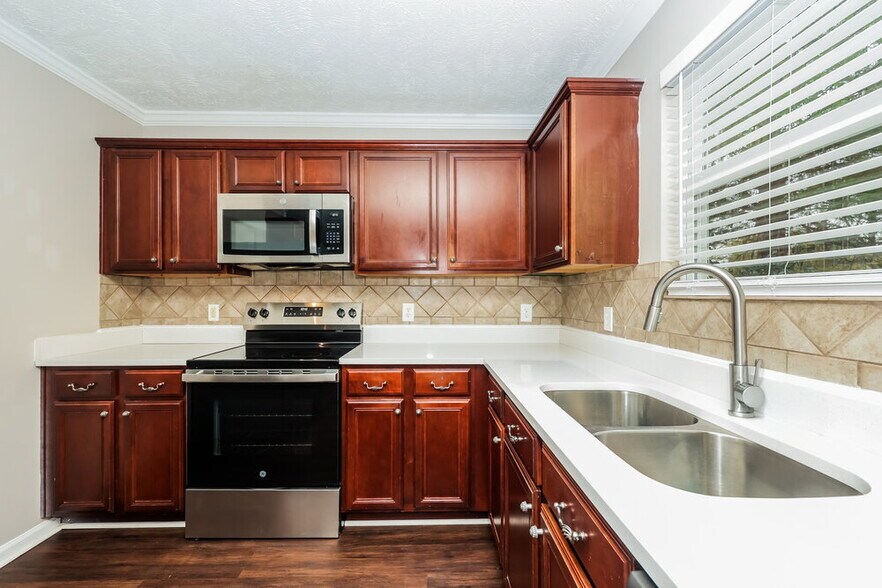 Building Photo - 5823 Roxbury Dr