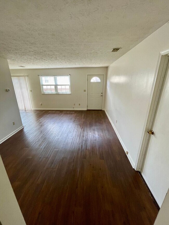 Building Photo - 257 University Dr