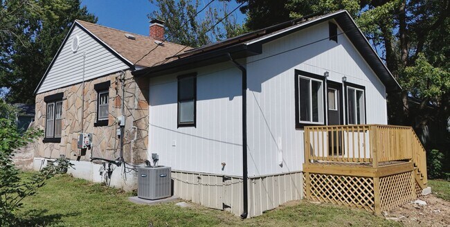 Building Photo - 508 N Oak St